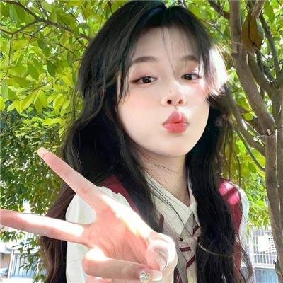 玻璃橱窗中的姑娘
